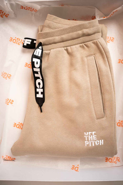 off-the-pitch-damen-jogger-oath-sand-verpackt