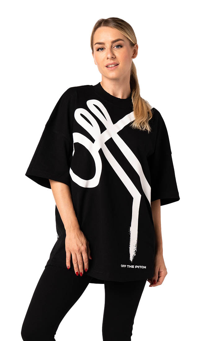 off-the-pitch-damen-t-shirt-schwarz-oversized-directions-pose