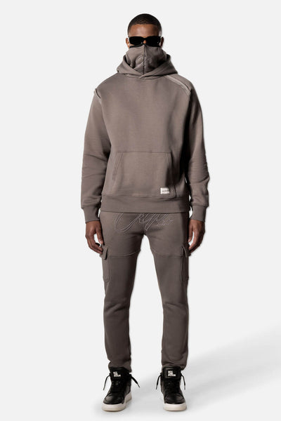 off-the-pitch-herren-hoodie-bandit-braun-graun-model-front